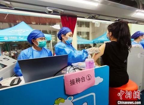 图为南宁师范大学师园学院学生在广西新冠病毒疫苗移动接种车上接种疫苗。 黄艳梅 摄