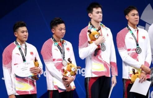 资料图：18年亚运会获得男子4乘100米自由泳接力亚军的中国队