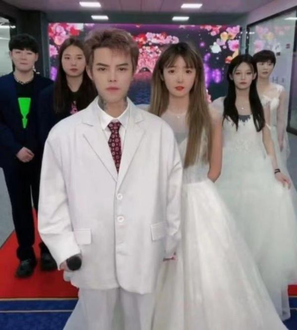 ▲殷世航订婚现场。图片来源：直播视频截图。