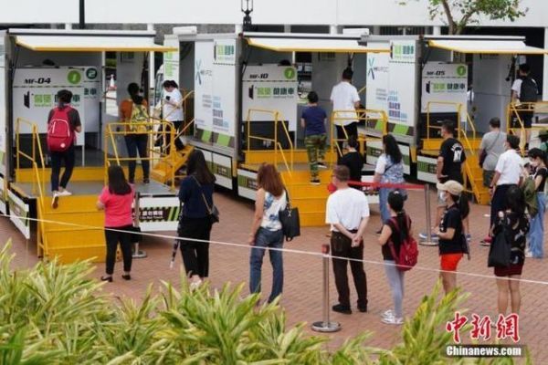 资料图：5月18日下午，众多市民和外佣在香港爱丁堡广场流动采样站排队参加新冠病毒检测。 中新社记者 张炜 摄
