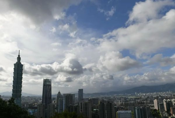 ▲资料图片：从台北象山拍摄的台北市上空的云层（新华社）