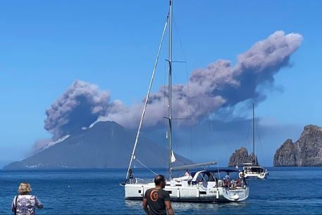 △斯特龙博利火山喷发 (图片来源:安莎社)