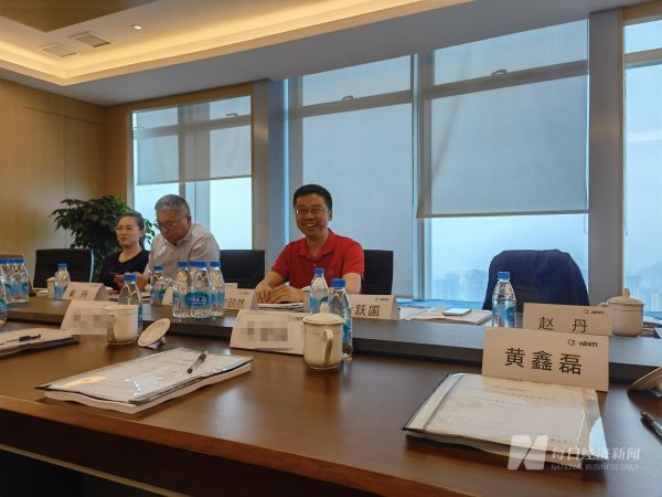 扬子新材董事长王功虎（右一） 图片来源：每经记者 黄鑫磊 摄