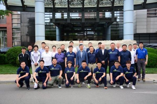 第38届北京晚报百队杯足球赛筹办工作会议与会人员合影。 邓方佳摄