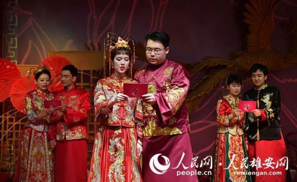 雄安新区举办“情缘雄安 姻为有你”集体婚礼。人民网 宋烨文摄