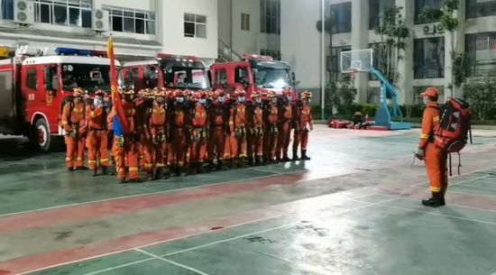▲云南地震发生后,消防官兵第一时间出发参与救援。图片来源:云南消防官方微博视频截图。