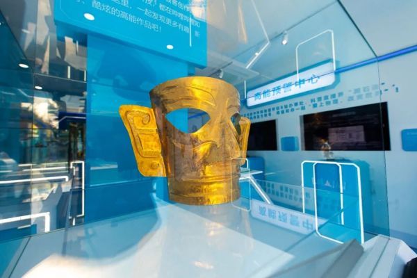 （图说：B站UP主“才疏学浅的才浅”手工制作的三星堆黄金面具首次线下展出））