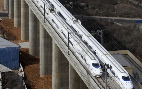 “和谐号”动车驶过。  图片来源：新京报网