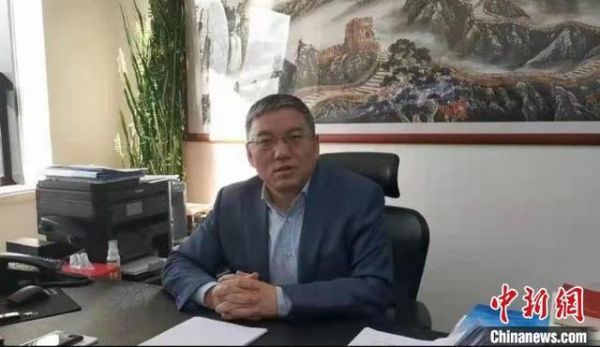 图为兰州银行副行长王斌国，接受中新网记者采访时讲述了其“生炉子办业务”的艰苦奋斗故事。（资料图） 受访者供图