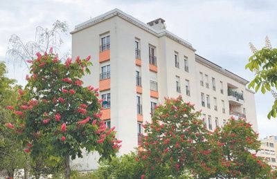 位于法国巴黎大区伊西莱穆利诺市的一幢廉租房公寓。 本报记者 刘玲玲摄