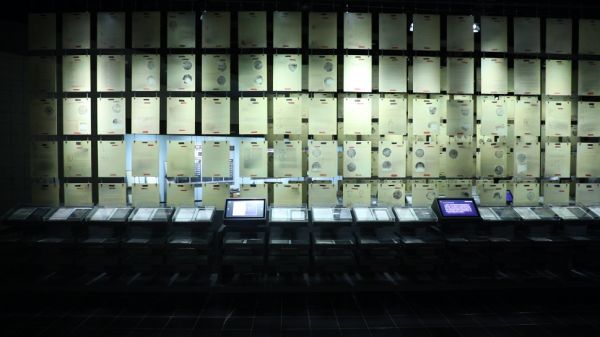 侵华日军第七三一部队罪证陈列馆人体实验展区,一张张英文人体实验报告书复印件,连成一面墙。新华社记者 何山 摄