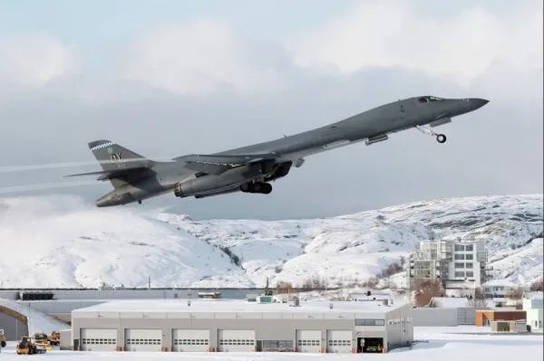 ▲3月8日,一架美国空军B-1B“枪骑兵”轰炸机从位于北极地区的挪威博德空军基地起飞。(美国《星条旗报》网站)