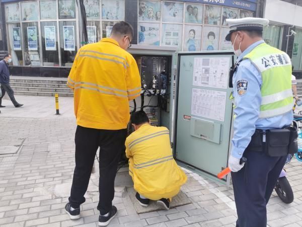 紧急维修信号灯 浦东公安供图