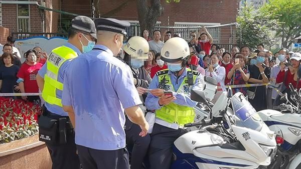 民警帮考生仔细核对准考证信息。 杨浦公安供图