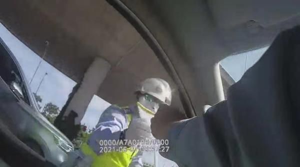 民警接力送考证。 浦东公安供图