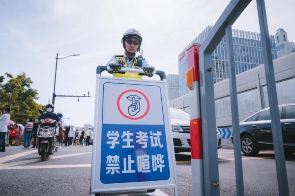 警方全力护考 浦东公安供图