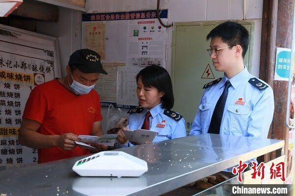 税务工作人员走进小微企业,为企业主解决困难,送来复工兴业及时雨。 周颖 摄
