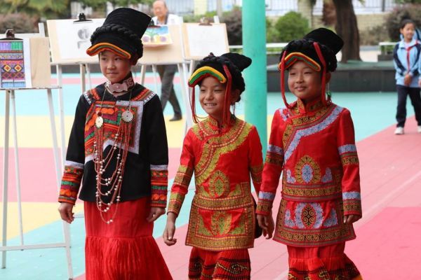 孩子们身着彝族服饰走上红毯