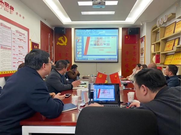 商讨金融服务方案。