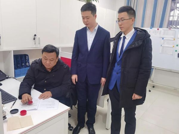 与供应商签订合同。