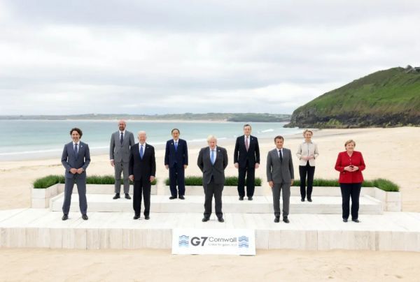 ▲6月11日，参加七国集团峰会的领导人在英国康沃尔郡卡比斯贝合影。新华社发（英国首相府供图）