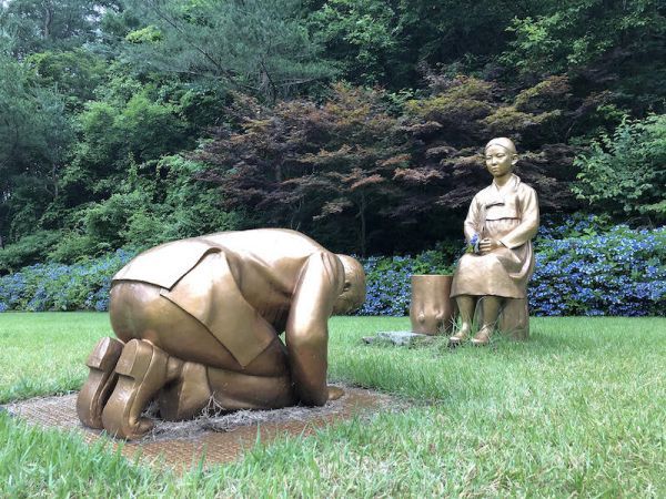 韩国设立的纪念慰安妇受害者铜像（图片来自网络）