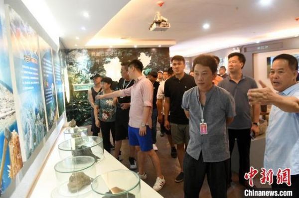 杨政谕(前排右二)参观弄拉屯石漠化治理展示馆。 蒋雪林 摄