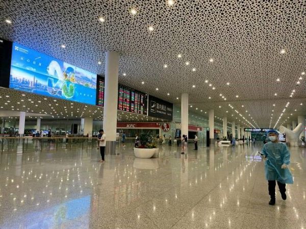 深圳宝安机场航站楼内所有的商铺已关闭。澎湃新闻图