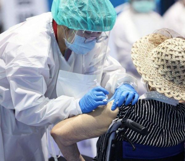 医务人员正在为老人接种AZ疫苗（资料图）