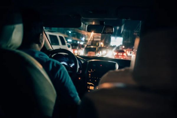 当个网约车司机，也是男性为生计奔波的方式之一  图源：图虫创意