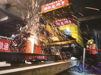 昨天下午,位于上海轨交14号线静安寺站的最后一对25米钢轨被施工人员焊接连通。这标志着14号线全线轨道顺利贯通,为下一步开通试运营奠定了基础 本报记者 陈梦泽 摄
