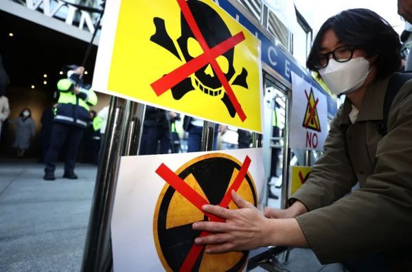 ▲当地时间4月14日,韩国首尔,在日本驻韩国大使馆前,大学生气候行动相关人士举行集会,抗议日本政府将核废水排入大海的决定。(人民视觉)