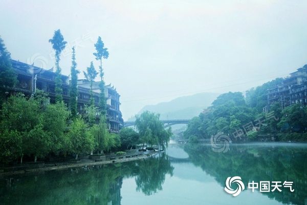 △近日,湖南阴雨连绵,凤凰古城薄雾环绕。