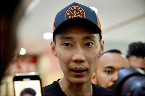 2020年1月13日，马来西亚羽毛球名将李宗伟到医院看望队友桃田贤斗。新华社发（张纹综摄）
