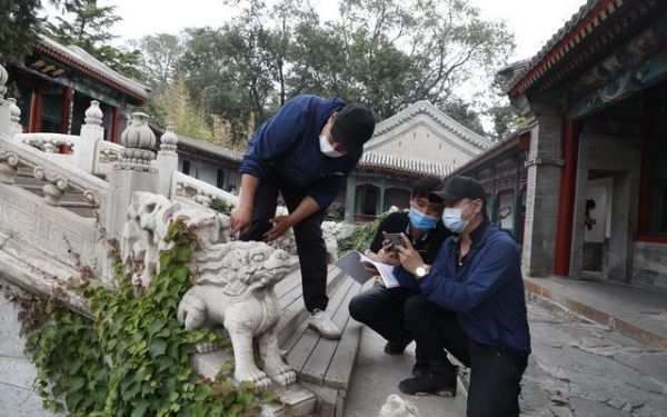全超（中）与同事进行日常巡查。新京报记者 侯少卿 摄