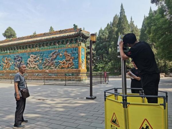 天津大学正在对九龙壁进行监测数据采集。受访者供图