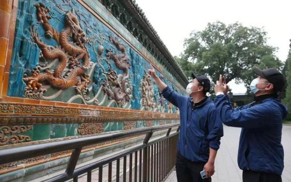 文物巡查医观察九龙壁的健康状态。新京报记者 侯少卿 摄
