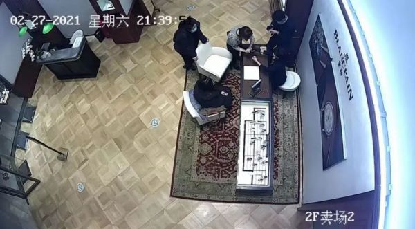 ▲事发现场监控视频截图。图源/朝阳法院