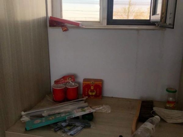 尹成家还留着新婚时准备的蜡烛和水杯。新京报记者 曾金秋 摄