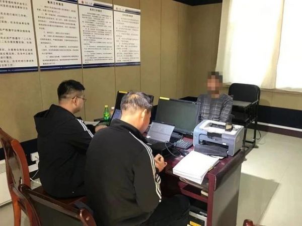 今年5月，警方正在审讯一名嫌疑人。受访者供图