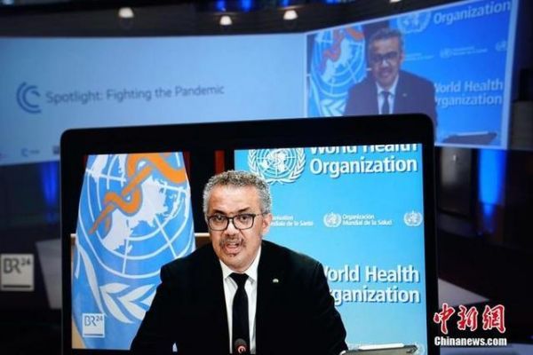 图为世卫组织总干事谭德塞以视频连线方式出席会议的直播画面。 中新社记者 彭大伟 摄