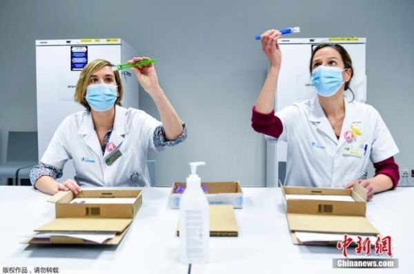 资料图:比利时医护人员正在准备新冠疫苗接种工作。图片来源:中国新闻网