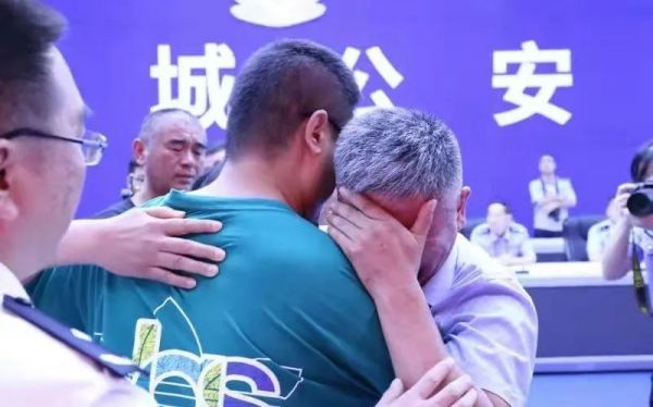 ▲7月11日，山东、河南两地公安机关在山东聊城为郭刚堂、郭新振一家人举行了认亲仪式。图源/公安部