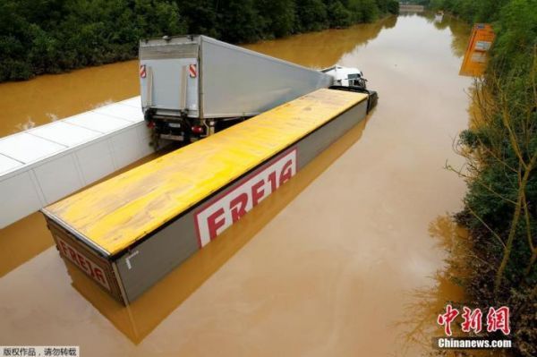 当地时间7月16日,德国Erftstadt,大雨过后,卡车困在被洪水淹没的街道上。
