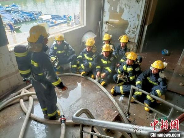 消防指战员布置战术。 北海市消防救援支队 摄