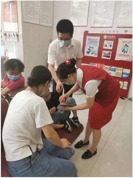 中信银行郑州分行33家网点积极协助周边受困群众,让他们进入营业大厅避雨休息,同时提供防汛药品、饮用水及食物。
