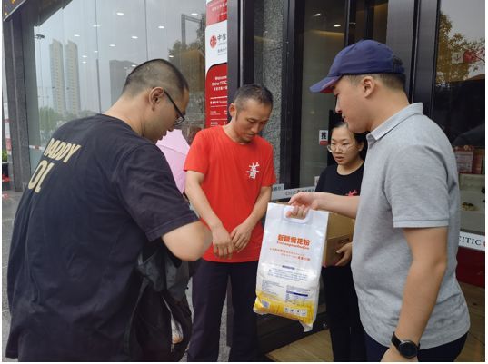 7月21日早,郑州遭遇暴雨极端天气后的次日早上,中信银行郑州分行第一时间为战斗在一线的物业公司员工、保洁公司员工送去面粉、饮用水等生活必需品。