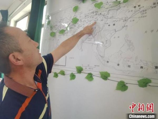 图为甘肃省社会科学院丝绸之路研究所所长侯宗辉指出《丝绸之路古文明》课题组考察线路。 闫姣 摄