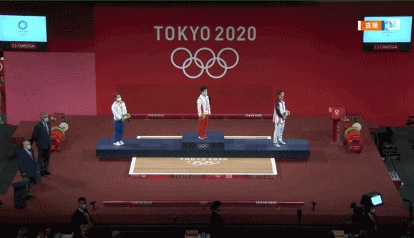 放下花束注目国旗