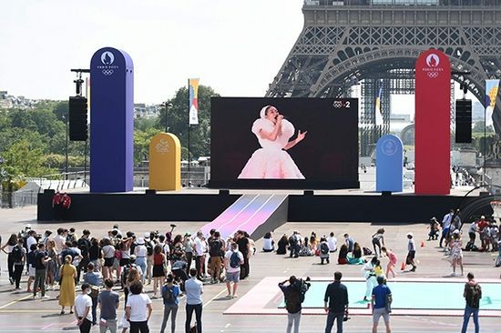 当地时间2021年7月23日，法国巴黎，法国民众在埃菲尔铁塔下观看东京奥运会开幕式。人民视觉  图